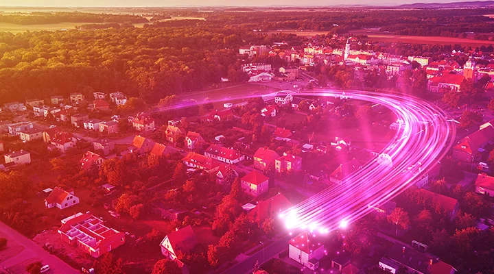 Miasto spowite magentowym światłowodem